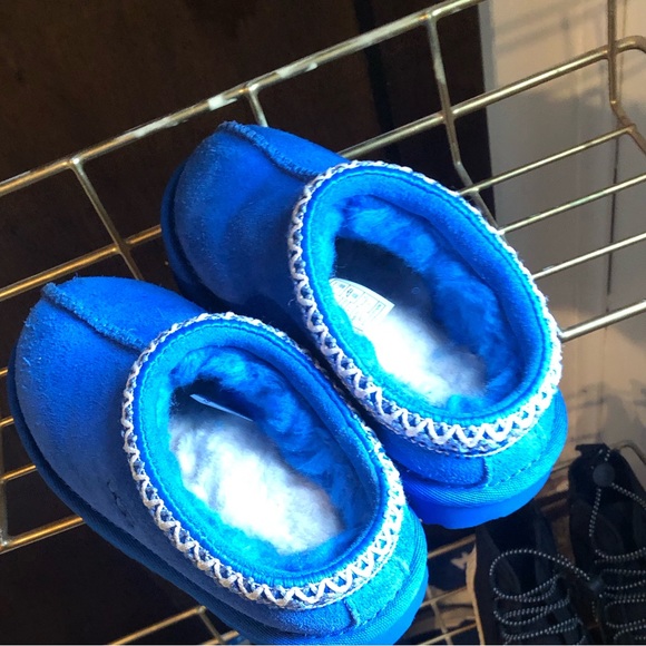 Blue toddler clogs by ugg ( runs small) - Picture 2 of 2